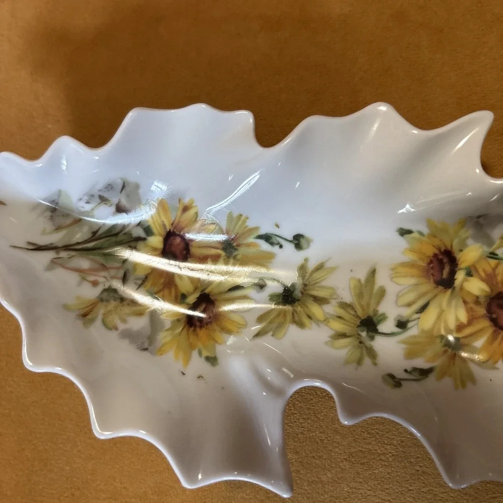 Mitterreich Bavaria Germany Porcelain Leaf Shaped Dish Yellow Daisy Flowers